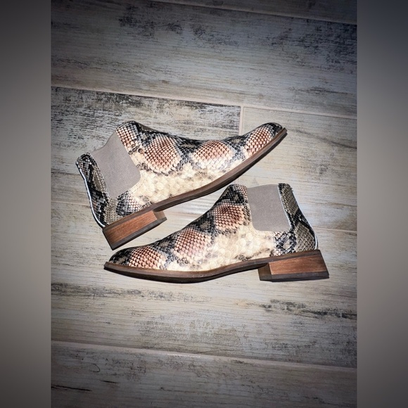 Frye & Co. Mila Chelsea Boots Taupe Snake Embossed Leather Size 9 - Picture 1 of 8